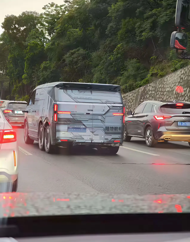 路上堵车，这个车太帅了。