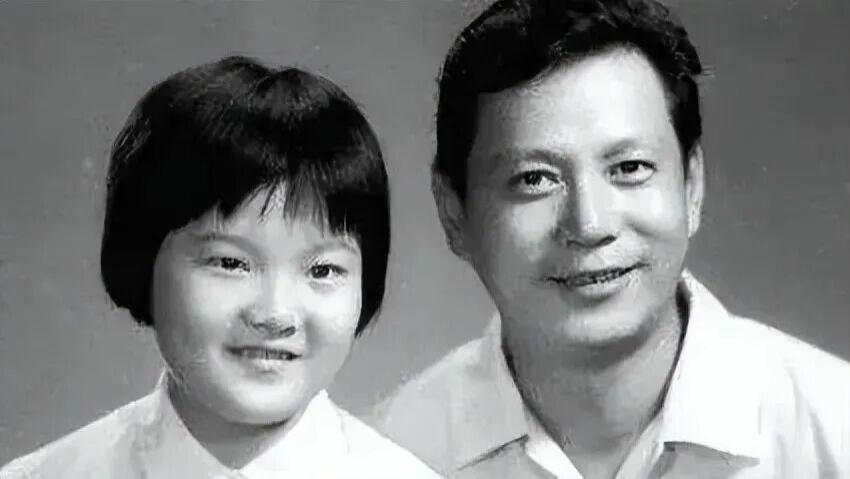 藏在文字里的暖意：洪晃与父亲洪君彦的深情岁月