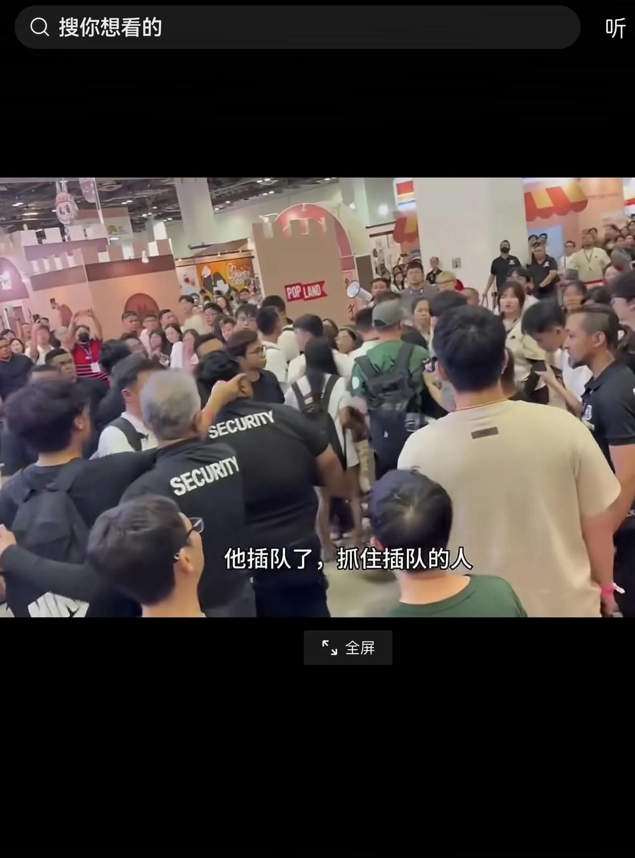 一定要为同胞受到的侮辱讨回公道！
我们一名同胞小伙在新加坡参加一个展会，进入时看