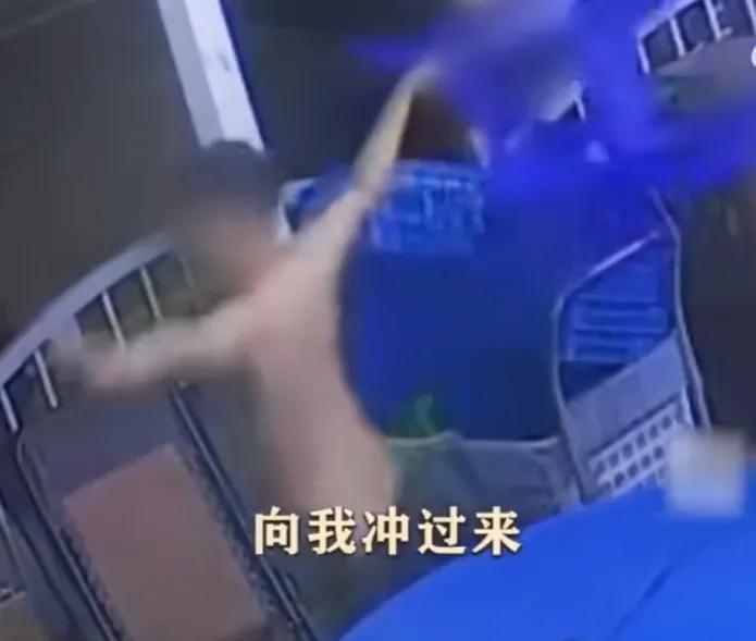 就这样的垃圾人远离吧！纹个身光个膀子喝点猫尿，地球装不下他。对于要离开的三个女生