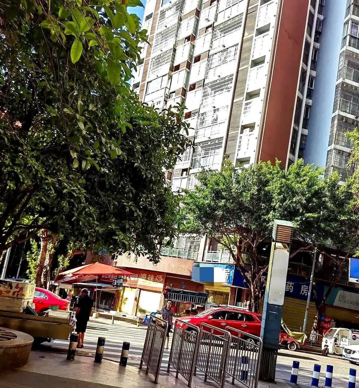 夫妻俩躺床上休息，男子问女人的大姨妈来完了没
女人会错意了，以为男子要做夫妻之