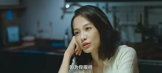  《人浮于爱》从第一刻两人穿着婚纱携手走进病房公开示爱，到结尾婚纱找不到，预示爱