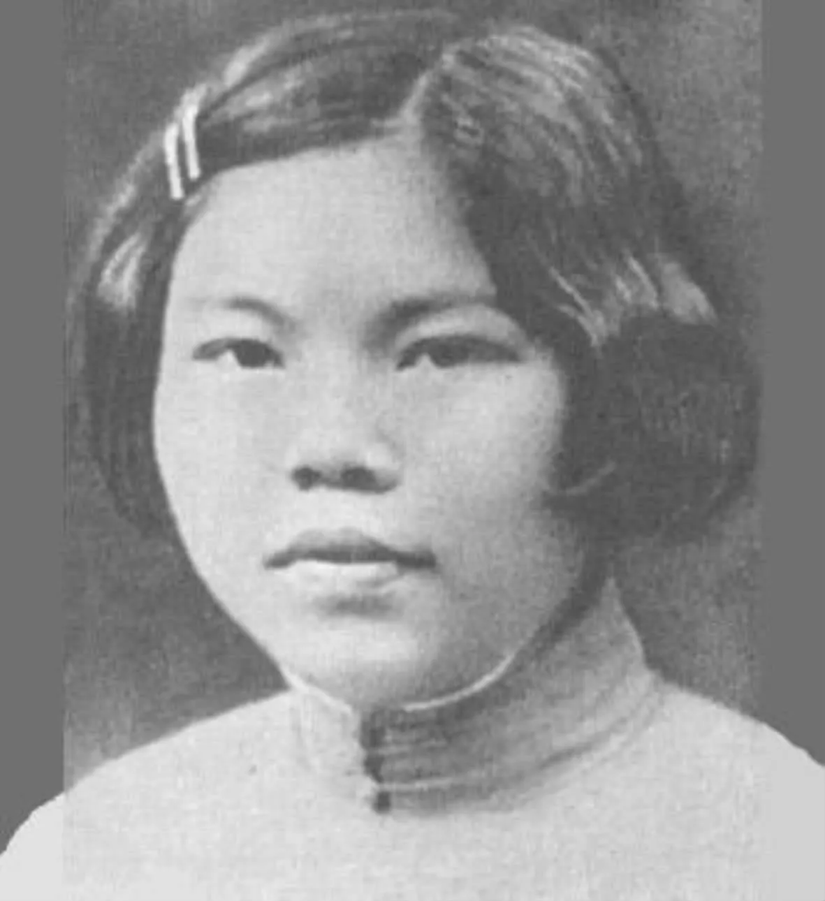 1941年，在监狱里，女烈士生下一个婴儿，因为胸膛被日本人打伤，挤不出奶来喂饿得