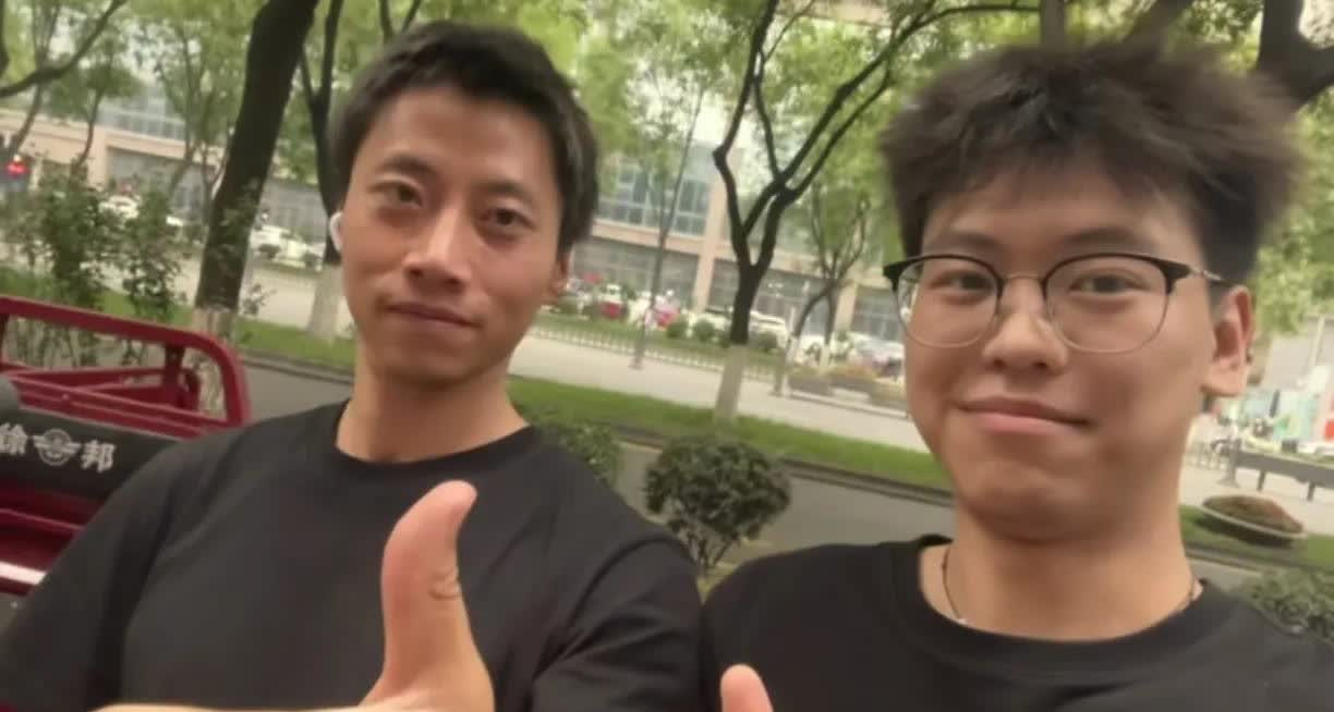 是师父赵朔最新路透图呀！这应该是在西安街头，师父带家人出来那次。朔粉言而有信，师