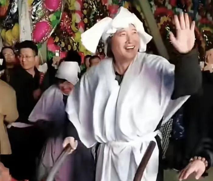 各地有各地的风俗，家里老人去世了，难道就一定要全程愁眉苦脸哭咧咧吗？
想当年歌唱