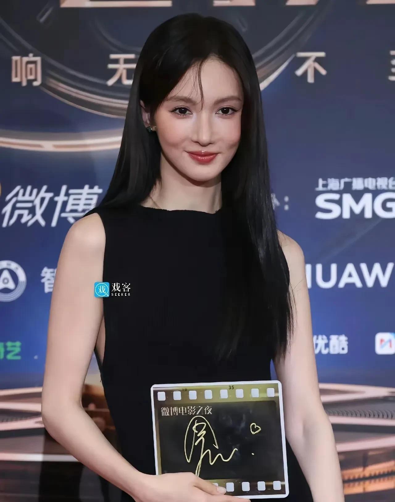 笑死人了，网友调侃金晨的脸：苹果肌在脸上各演各的。
别的女明星都是靠颜值取胜，金