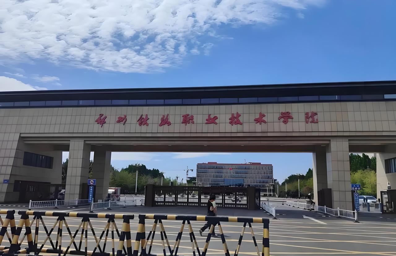 女生学了铁路专业，大概率只能去乘务、客运这类服务型岗位。
从就业反馈来看，好多学