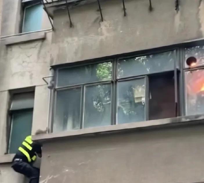 近日，四川成都一家厨房着火，59岁保安刘顺中敲门无人应答，他不顾个人安危，徒手爬