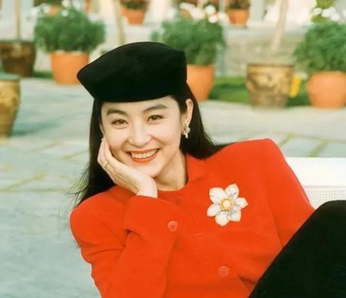 林青霞为乐队敬酒，尽显风范
近日，林青霞现身活动，演出结束后，她手持酒杯，优雅走