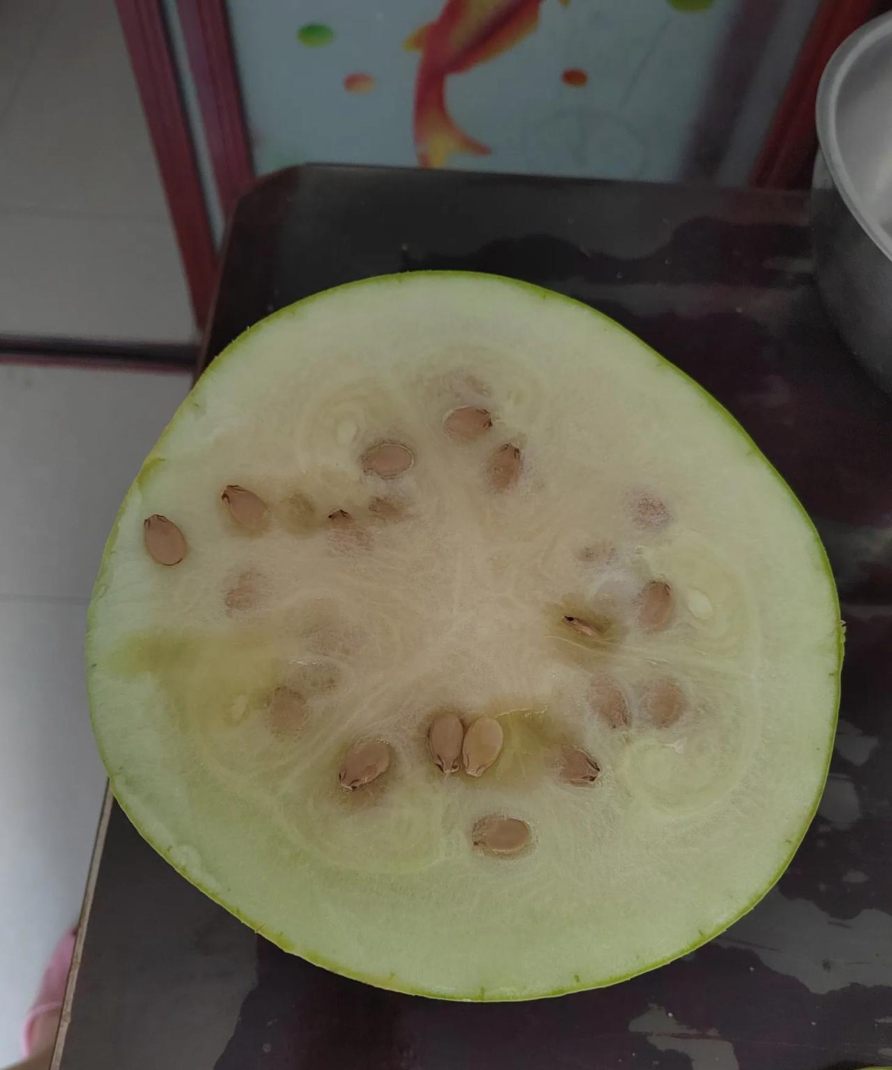 友友们这过这种瓜吗？“三白西瓜”我们家乡的特产，顾名思义，三白指的是白皮，白籽，