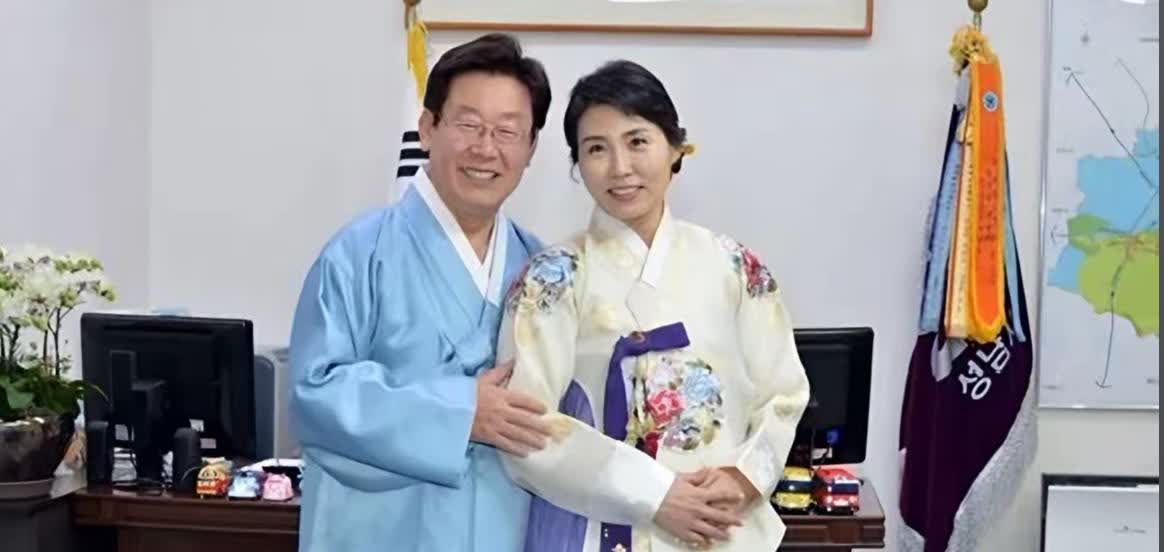 年轻时的李在明
白面书生帅气的小哥哥
媳妇漂亮大方
怀中的婴儿聪明可爱
