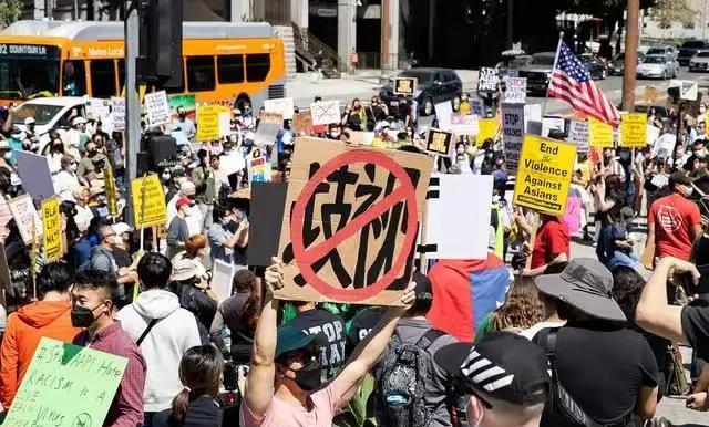 美籍华人
华人在美国备受歧视，如果没有国内经济资助，他们会很快跌入美国社会的底层