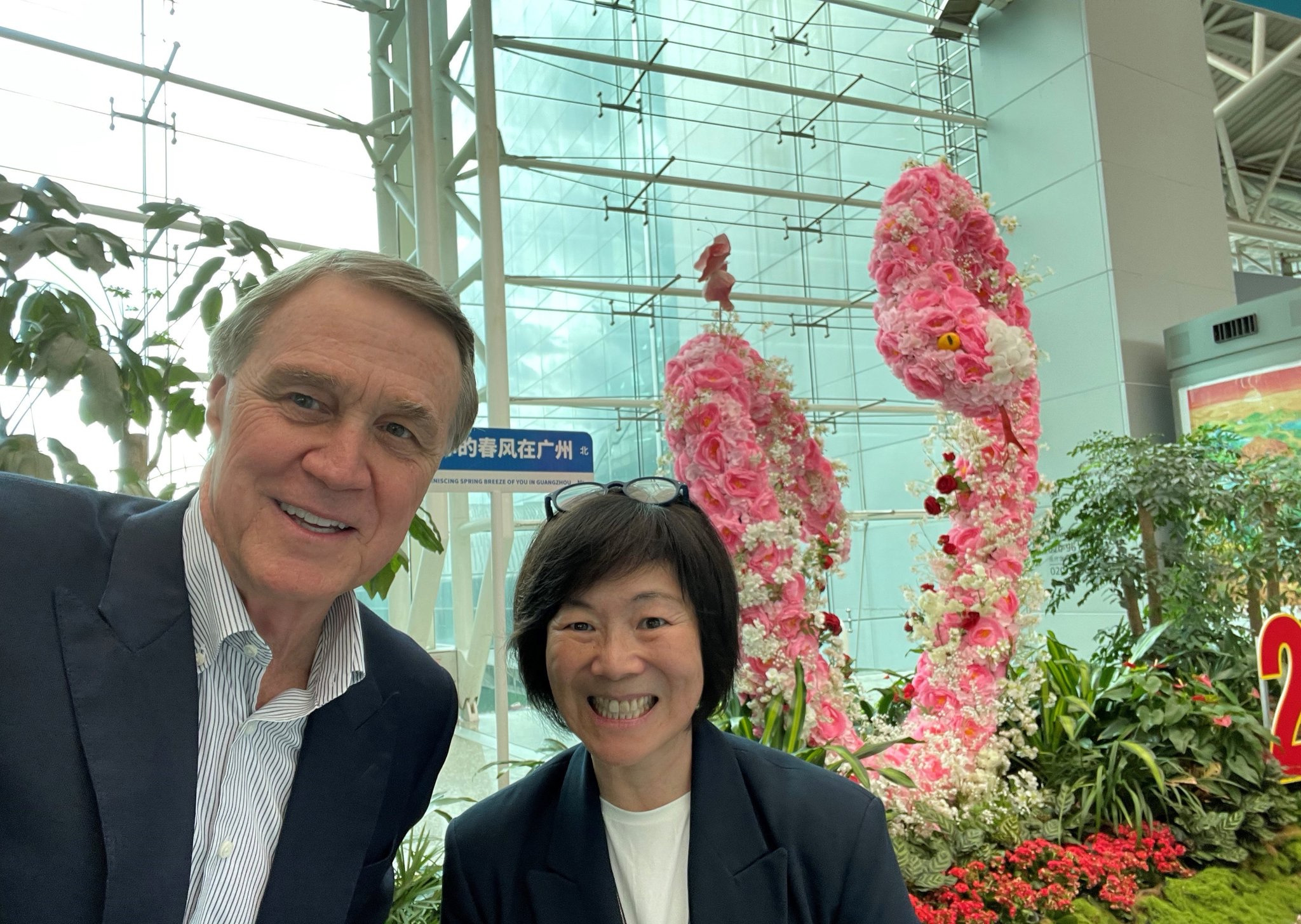 美国大使开口说粤语，葫芦里卖的什么药











天呐！美国大使庞德伟