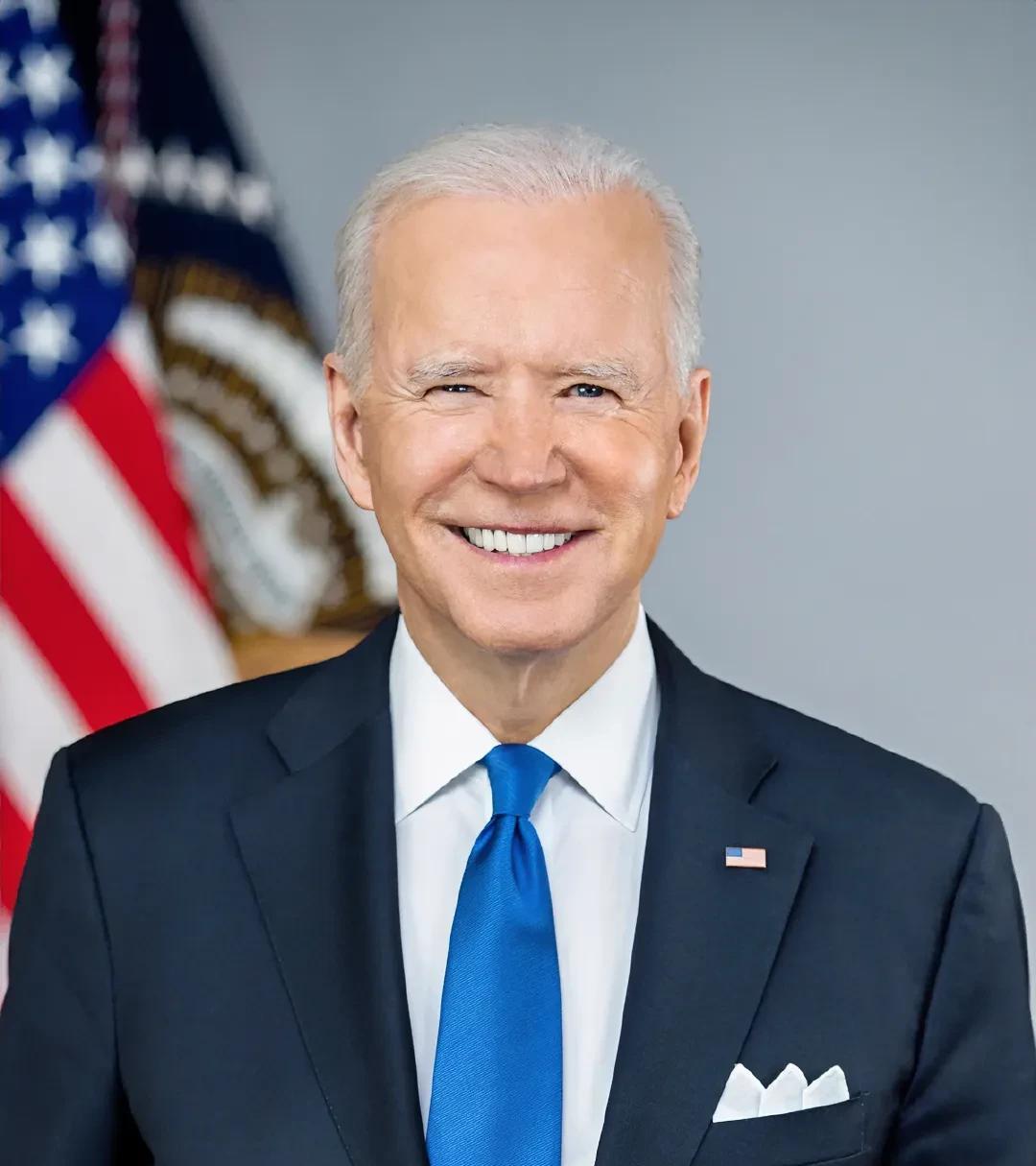 太尴尬了！拜登又被点名了。美国著名记者卡尔森表示，前美国总统拜登和决策层曾经批准