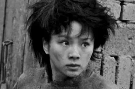 1943年，昏暗的工棚里，女孩盯着刚咳出的血，苦苦哀求：“俺不想光着身子上路，给