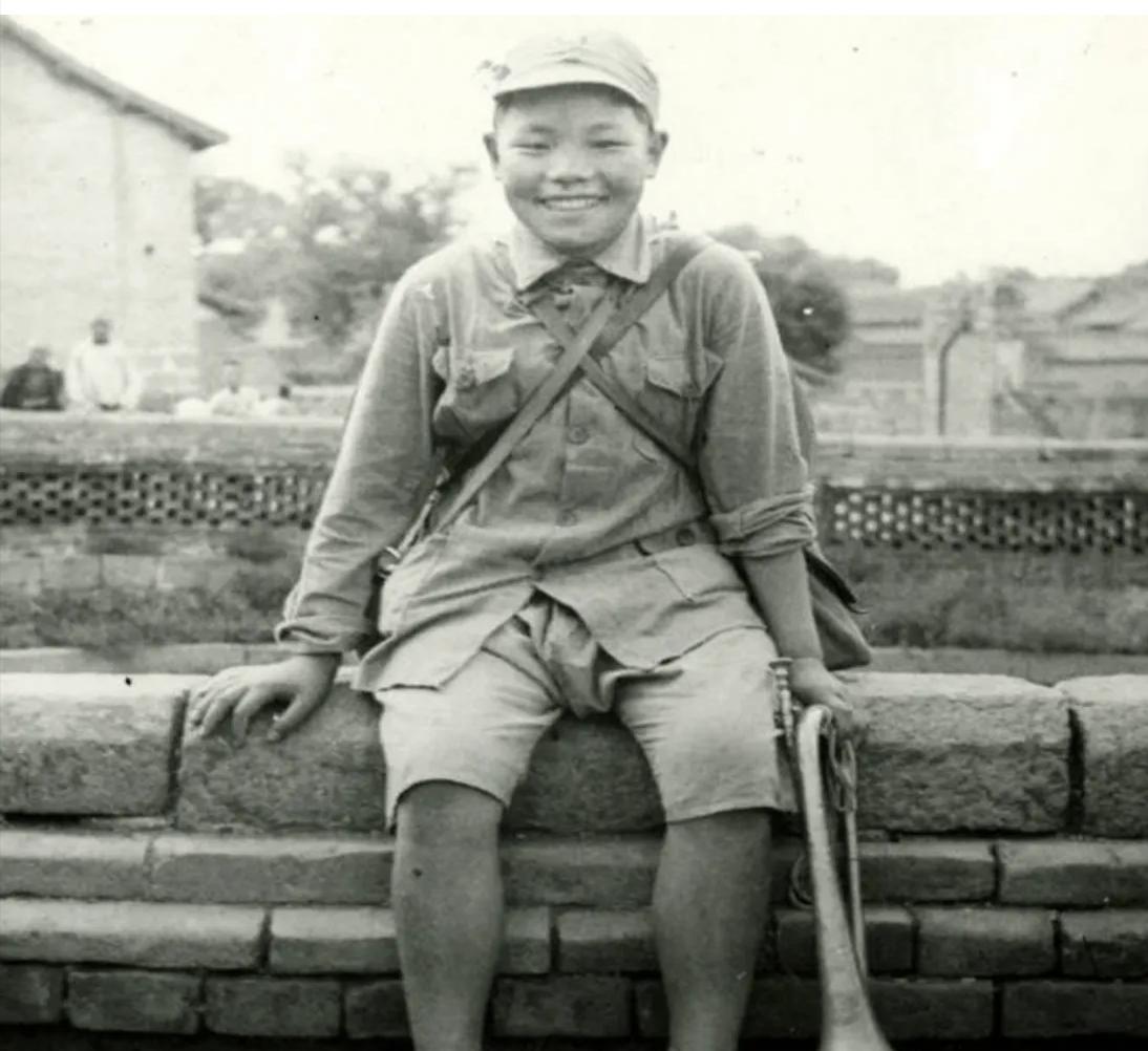 1942年，16岁的小八路宋双来，送完鸡毛信返回时，和几十名骑着高头大马的日伪军
