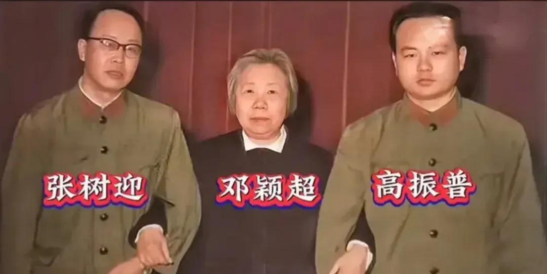 《那难忘的瞬间》
1976年1月16日的时光，
沉重得如同铅块。
两位肩负重任的