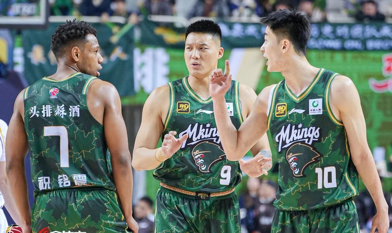 江苏南京同曦男篮是否会与郭昊文、曾繁日等球员续约呢？只有完成续约，球队才能维持稳