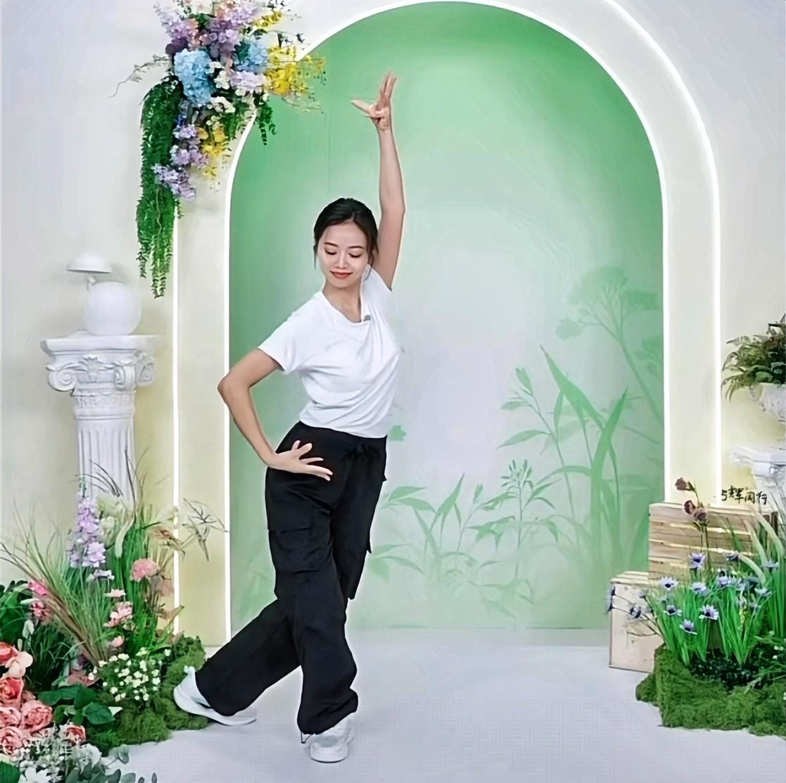 与辉同行今天早上7点50分
小贝一首敦煌舞开场
直播间7万人在线观赏
这人气真是