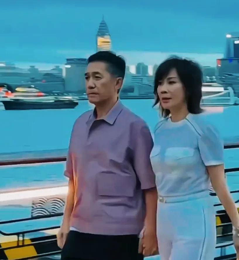 梁朝伟刘嘉玲外滩牵手，甜蜜恩爱超吸睛
近日，有网友在上海外滩偶遇梁朝伟夫妇。62