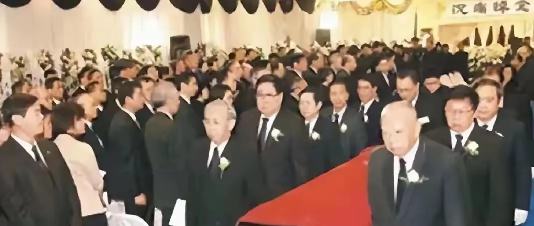 霍英东葬礼上的兄弟情











现场气氛凝重，霍英东葬礼竟成大型修罗