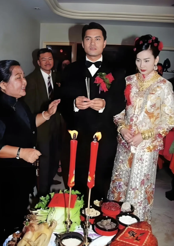 1996年吕良伟和邝美云成婚，这两人的婚姻纯属笑话！男的不愿意娶，女的逼婚才被逼