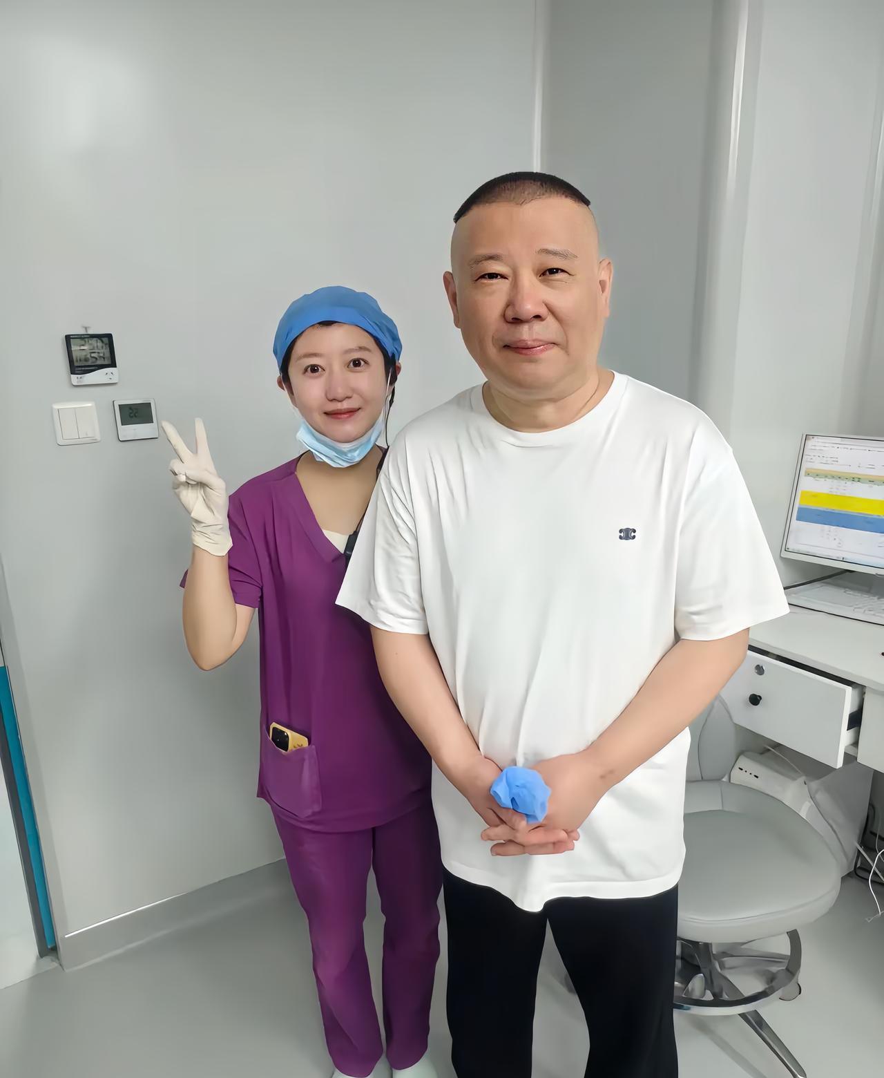 近日，有网友晒出郭德纲与美女的合影，但这是四月份郭德纲在山东的时候拍的。
小姐姐