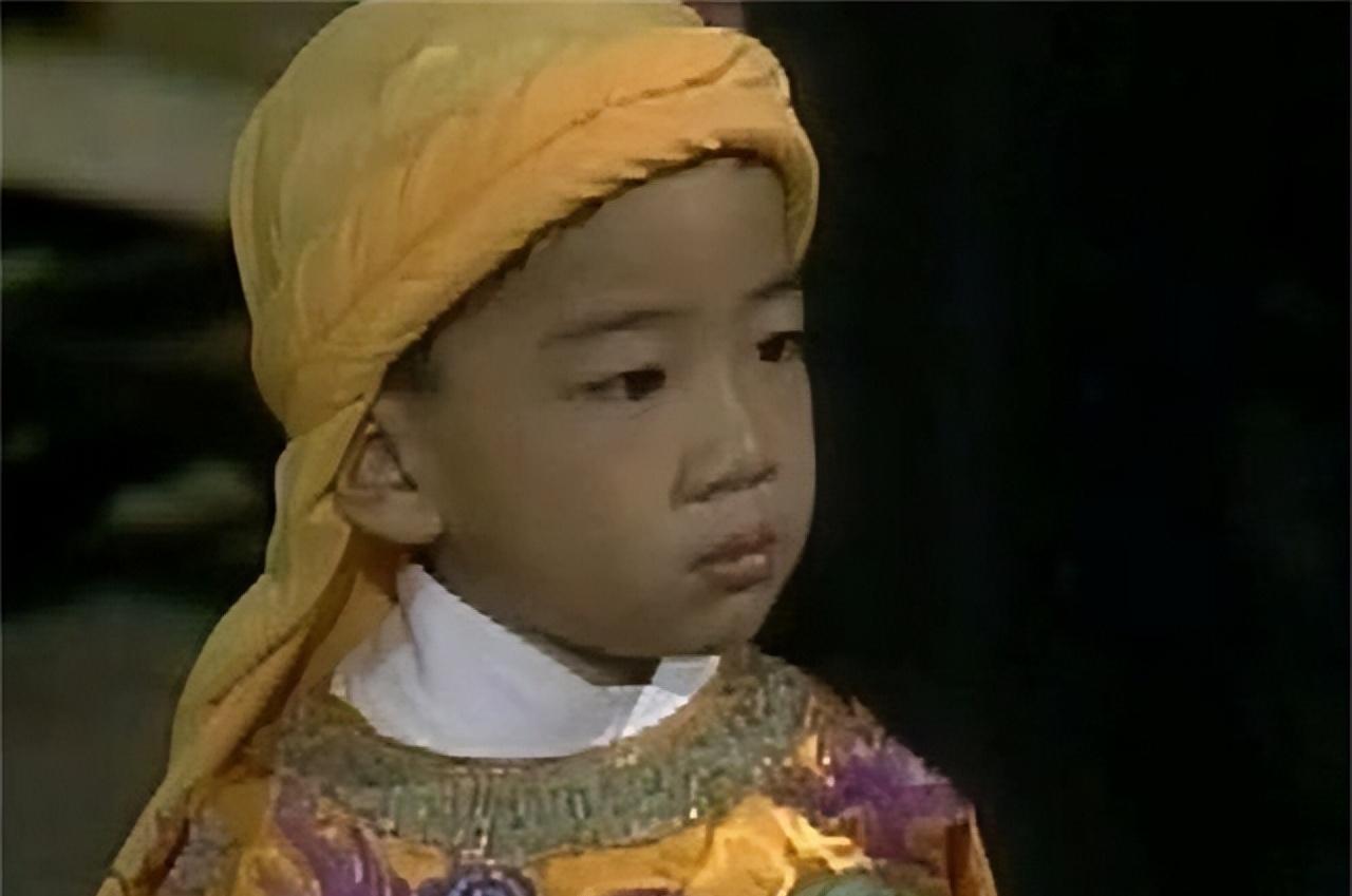 16岁洪天贵福被凌迟处死，临刑前哀求：“官老爷，我…只是个孩子”。



深秋的