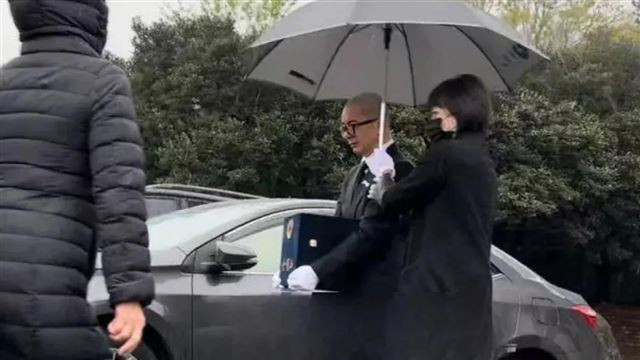 大S今日下葬，具俊晔捧骨灰哭出声，小玥儿和箖箖最后送别妈妈