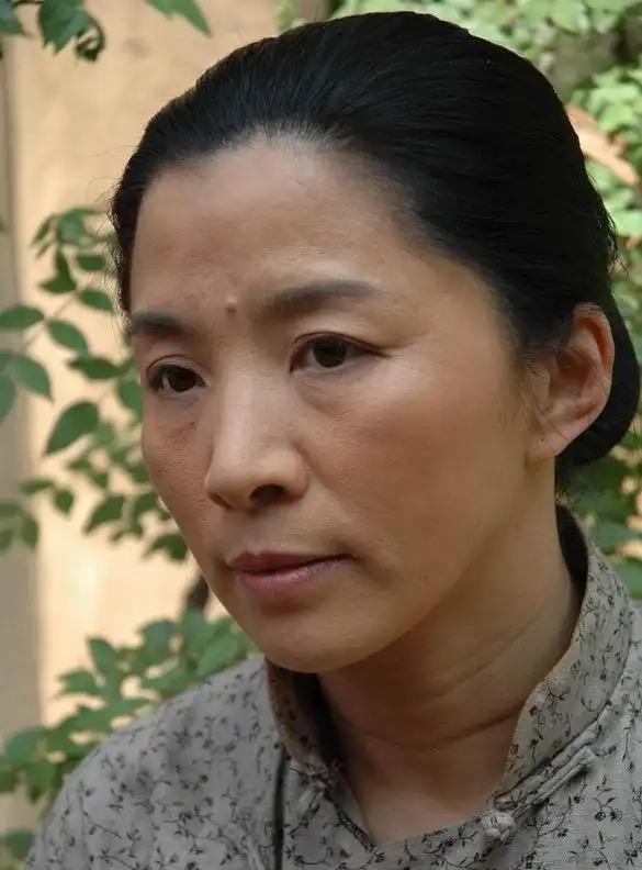 迟蓬真是个狠人，19岁开始演戏，直至66岁，丝毫不为名利诱惑，一生没接过广告，始