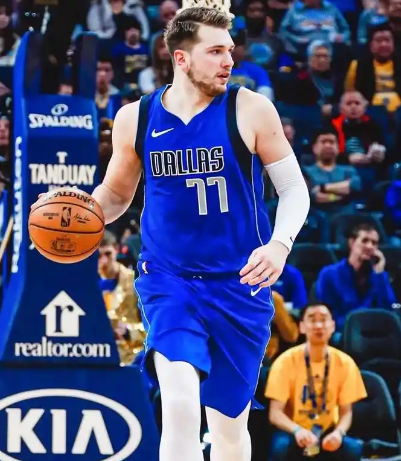 湖人这阵容不缺进攻天赋，但是东契奇还整这么多高难度单打，本就不合理。雷迪克 湖人