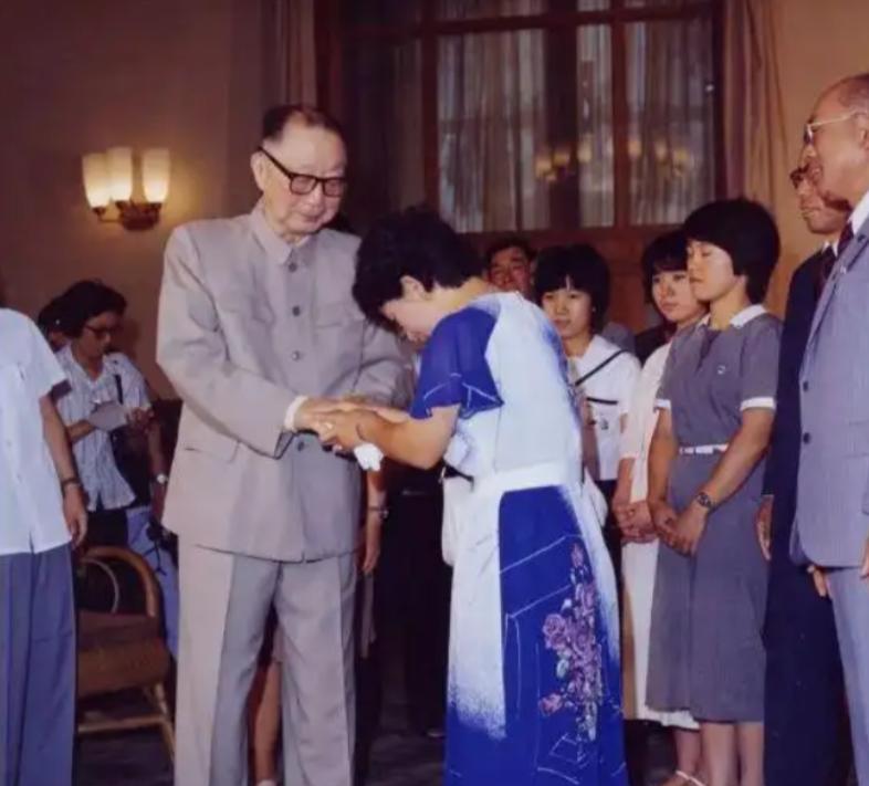 1980年，一日本女子在北京与聂荣臻元帅相见，她竟满含热泪的将聂帅称为“父亲”，
