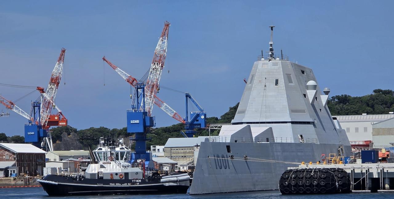 7月24日，日本网友拍摄停泊中的迈克尔·蒙苏尔号驱逐舰（DDG1001）。