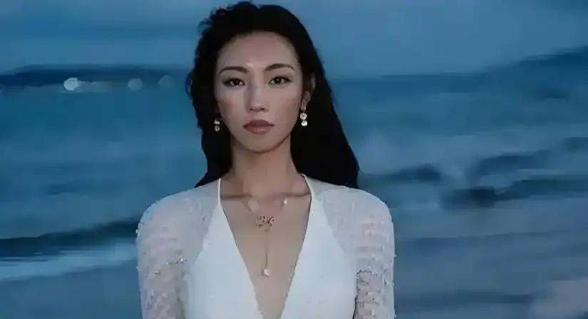 本来那尔那茜还是金典首页的“熟面孔”，一觉醒来，所有痕迹全没了！金典官微在凌晨彻