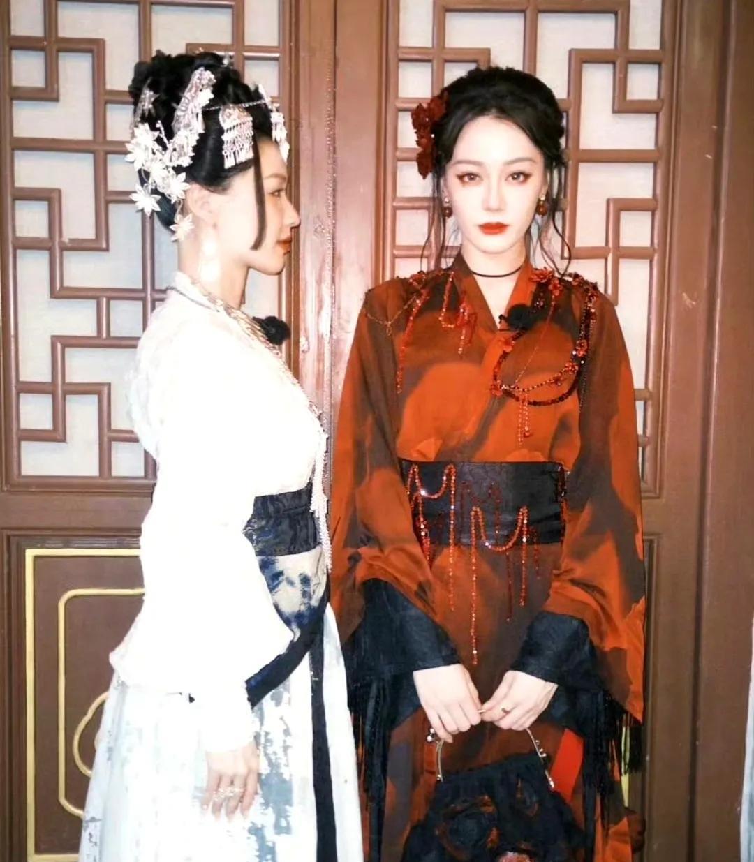 在《开始推理吧》里，热巴一上来就用“指定滴卡”给金靖开专属宠爱副本——设定她是人