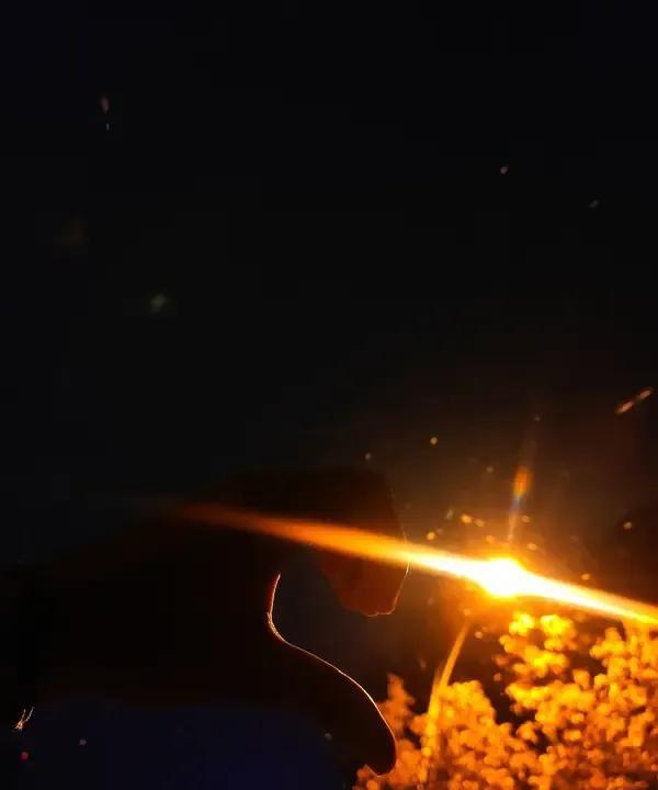 贫穷会代际传递，富有同样如此。
富二代有着与生俱来的优势，他们所继承的物质财富本