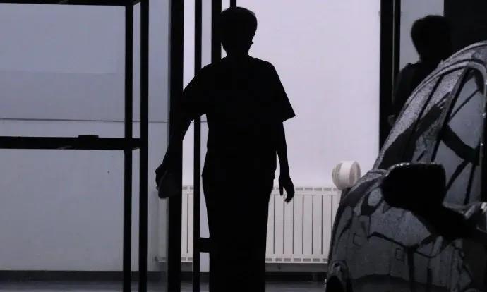 #TF家族空降# 陈浚铭的「深夜勋章」：整栋楼暗了，他带着歌词本最后离开
为公演