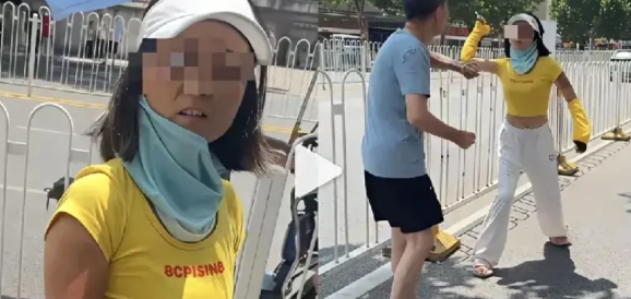 湖北武汉街头，一名女外卖骑手骑行时与老人发生碰撞。老人受伤后要求解释，女骑手不仅