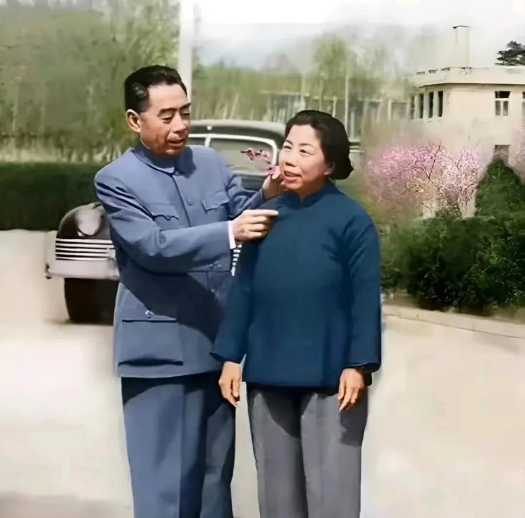 一张定格于1950年5 月1日的照片，至今仍散发着温暖。画面里，52岁的周恩来总