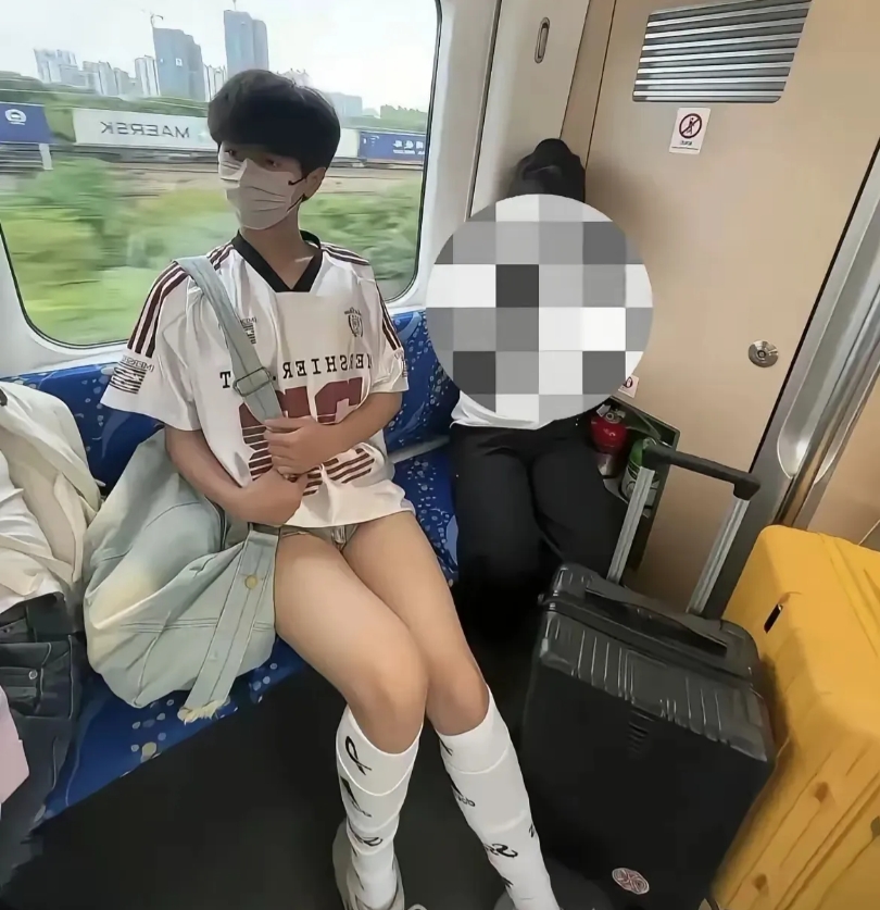 太辣眼睛了！要是我家孩子必须打一顿  
​不知道是你们家的孩子，你们会怎么做？ 