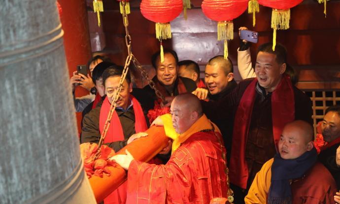 这是新旧年更替之时，少林寺前方丈释永信与信众们一起撞钟。作为少林寺方丈，释永信在