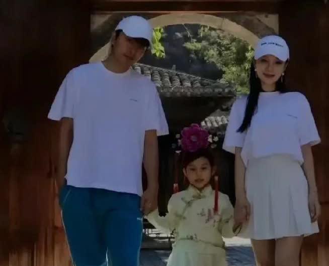 夫妻两个离婚
影响最大的就是孩子了吧
虽然离婚后俩人对孩子的爱不会少
但是