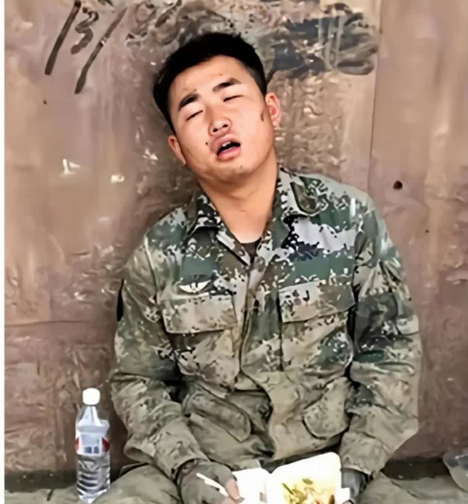 一个女子在路边吃盒饭。有十个男子看到了这一幕，其中大概会有九个人心疼这个女孩；而