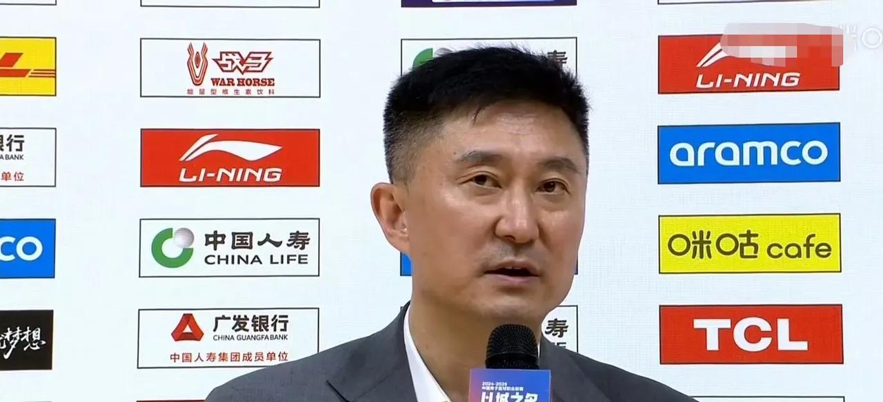 广东东阳光队主帅杜峰真是一只狡猾的老狐狸！在今天广东男篮客场挑战上海男篮的赛前采