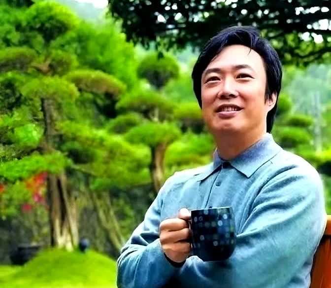 费玉清今年69岁了，最近他的情况被大家知道了。

据说他有90亿的身家，但没