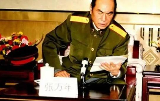 1996年时任中央军委副主席的张万年来到山西视察，在饭桌上他听到了一名部队领导的