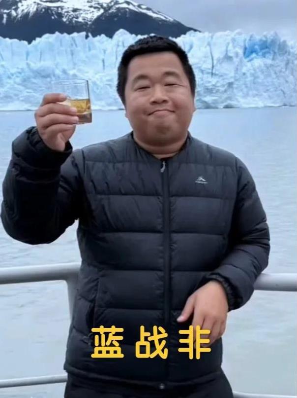 知道什么叫人不可貌相吗，
就看蓝战非就行了，
谁能想到相貌很平平的他，竟然身家