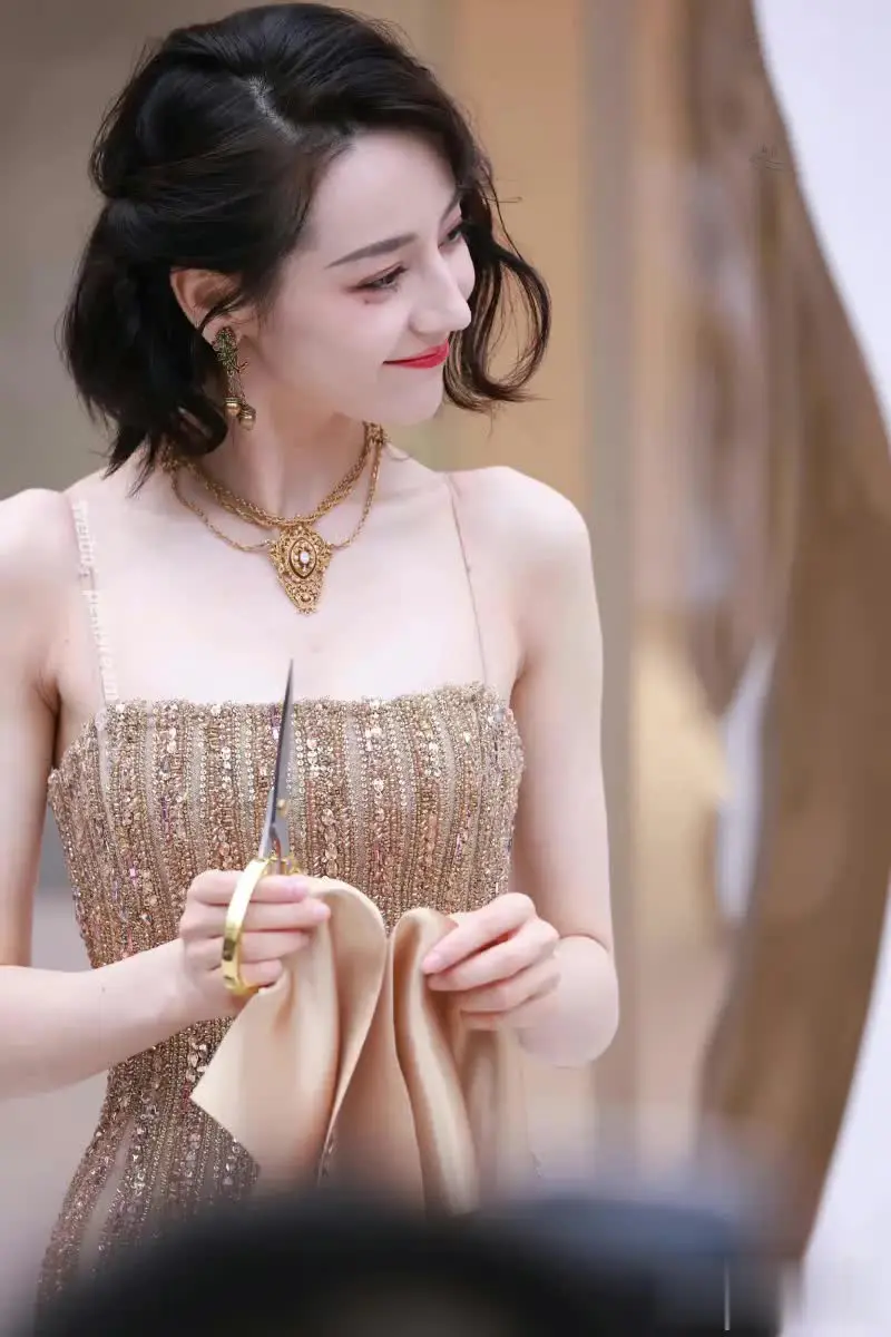 迪丽热巴也老大不小，也不成家立业唉。

