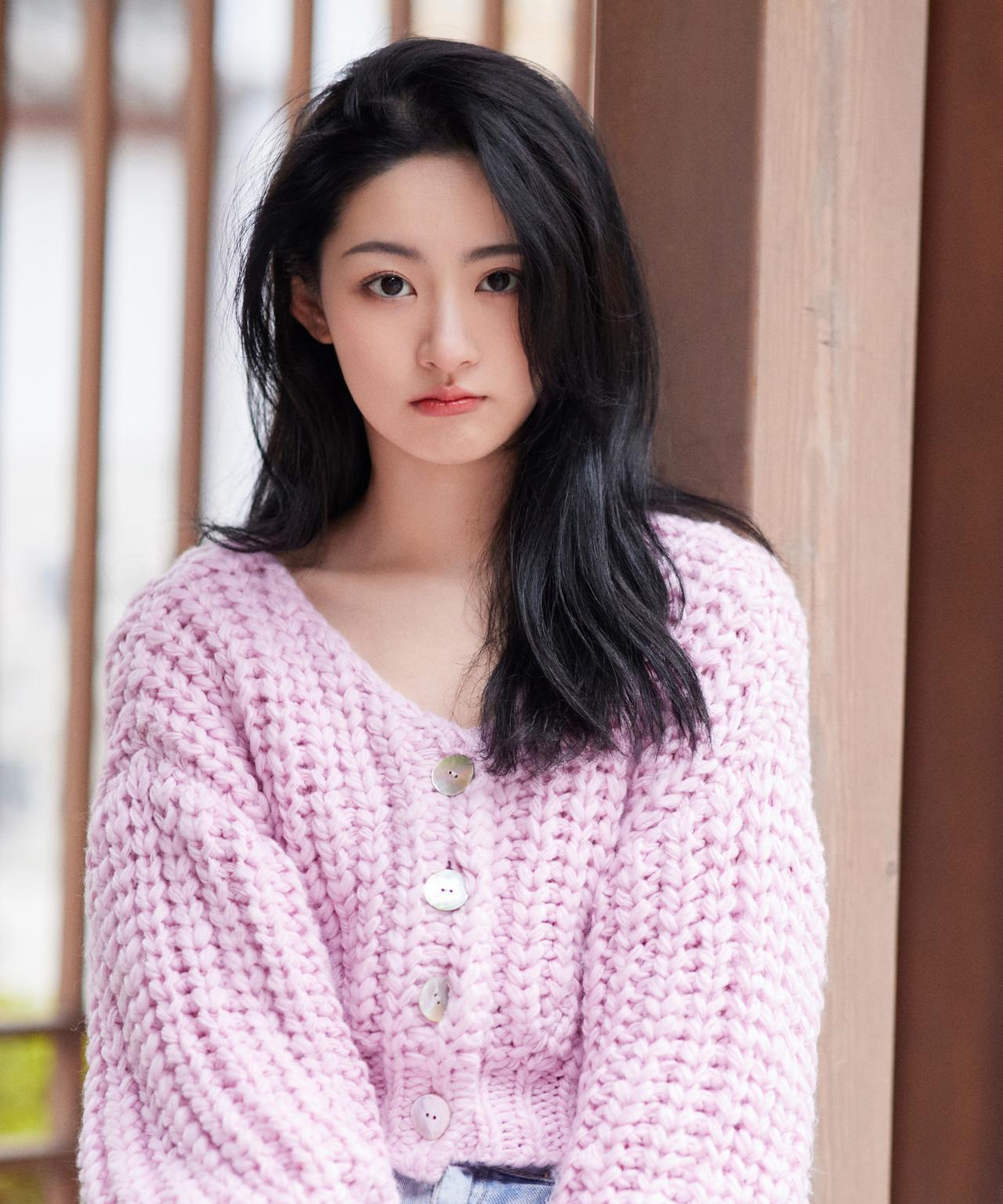 同样是“见光死”，网红和短剧女演员，感觉真的不一样。很显然，风头正劲的短剧女主余
