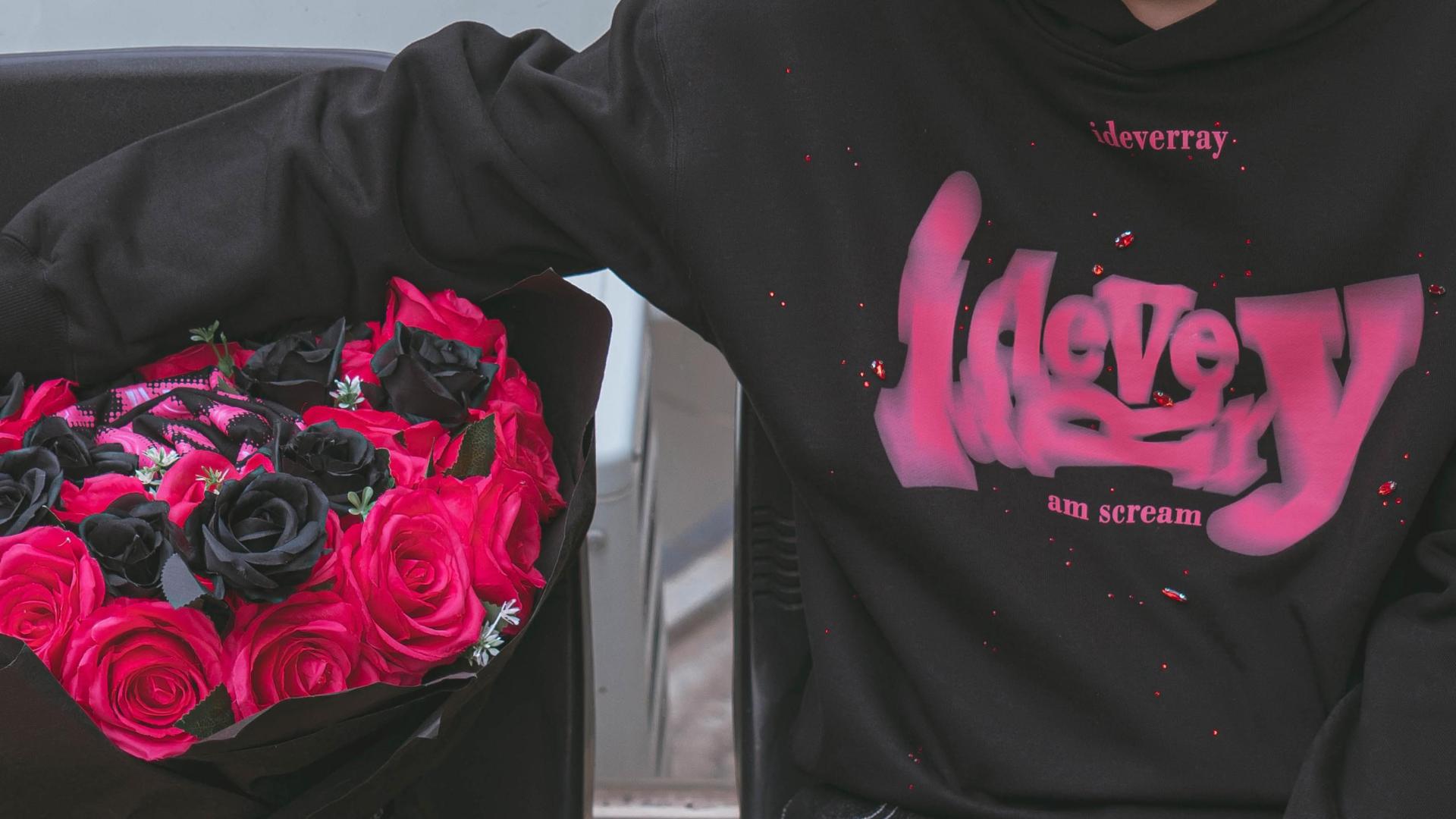 用一件玫瑰宝石卫衣，兑现一场迟到的毕业告白